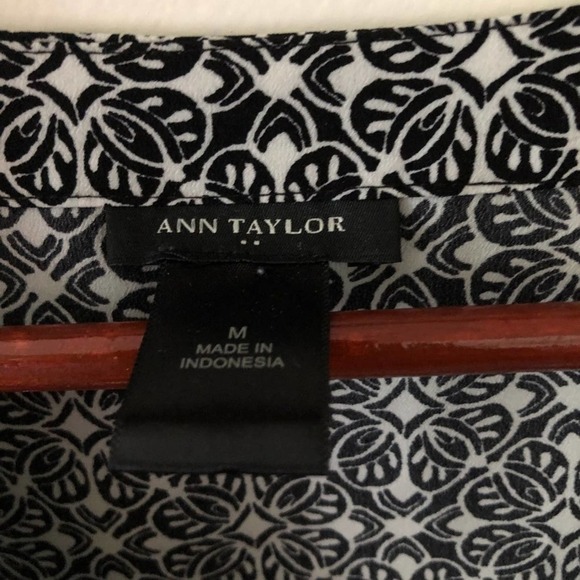 Ann Taylor Patterned V Neck 3/4 Sleeve Blouse - Picture 2 of 6